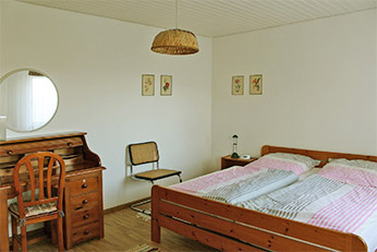 Schlafzimmer mit Kommode